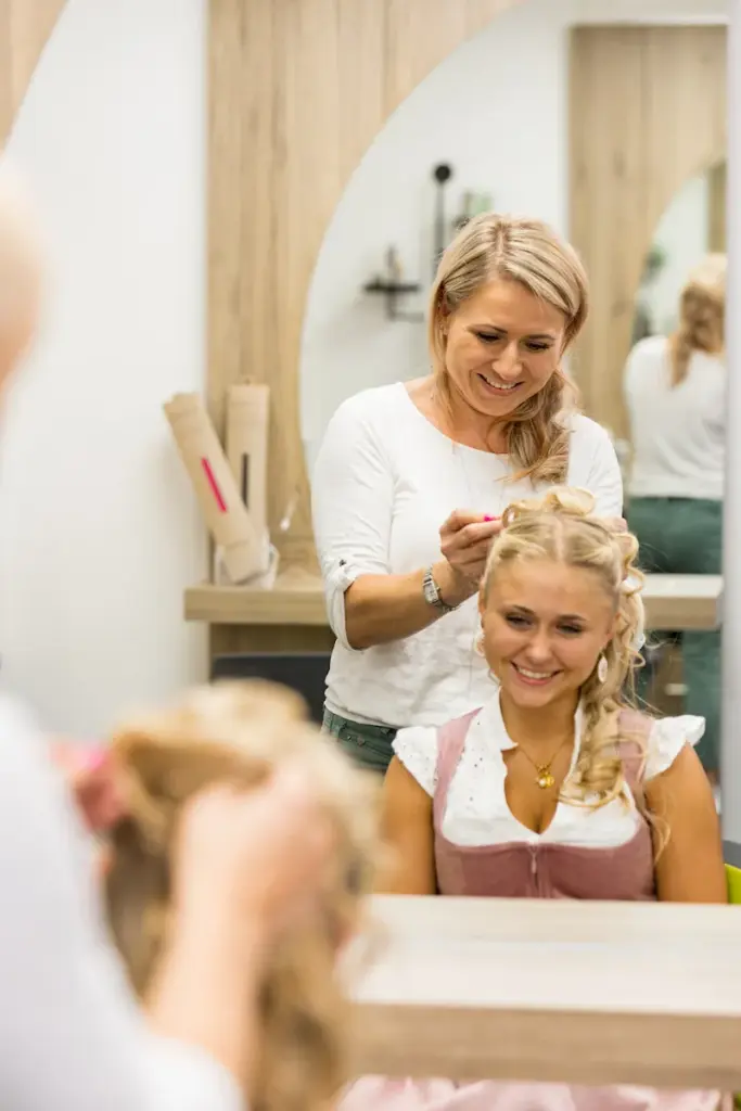 Renate Röglinger mit Kundin